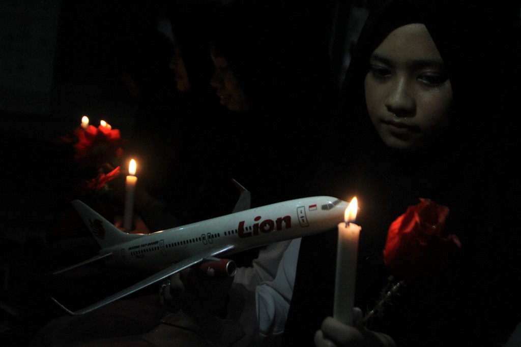 Pencarian Korban di Malam Hari Fokus pada Permukaan Laut
