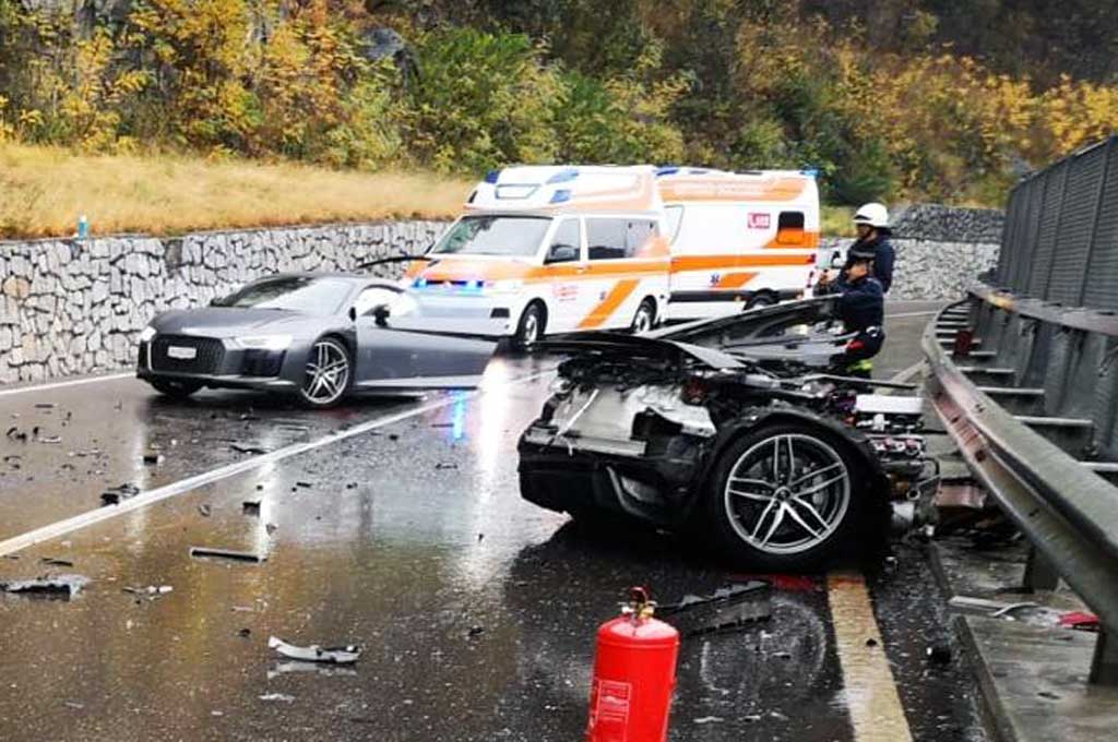 Tabrak Volkswagen Van, Audi R8 ini Terbelah Dua