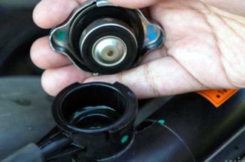 Rutin Cek Air Radiator, Cegah Mesin Mobil <i>Overheat</i>