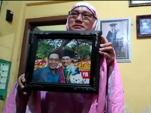 Imas Sadar Sang Suami Jadi Korban Lewat WhatsApp
