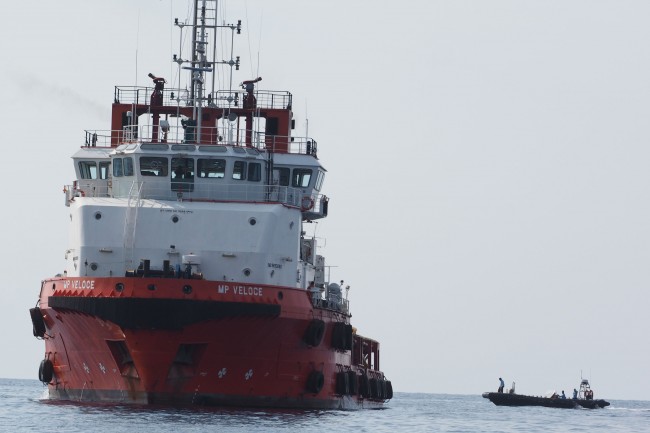 Pencarian Korban dan Puing Pesawat Diperluas