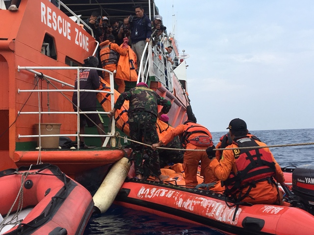 Enam Kantong Jenazah Diangkut dari Tanjung Pakis