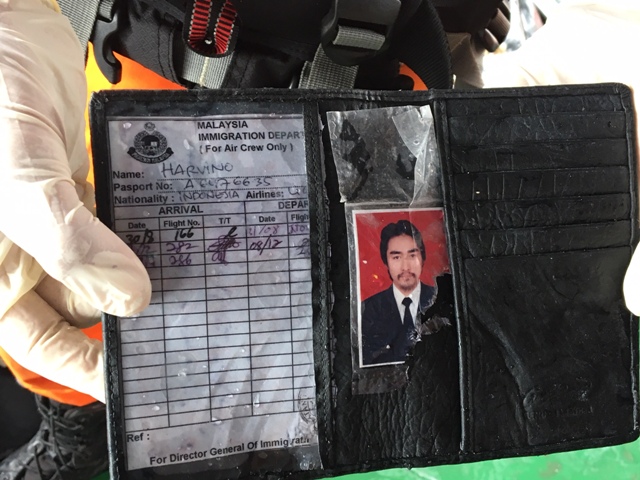 Kartu Identitas Copilot Lion Air Ditemukan