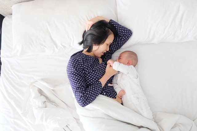 Menyusui Salurkan Bakteri Baik pada Bayi