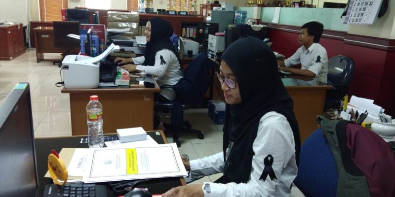 Sampaikan Belasungkawa, Pegawai Pajak di Malang Gunakan Pita Hitam