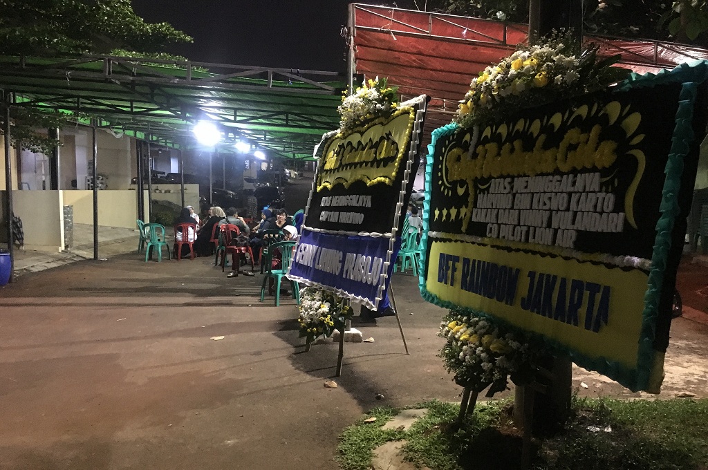 Keluarga Saring Informasi soal Korban Pesawat Jatuh