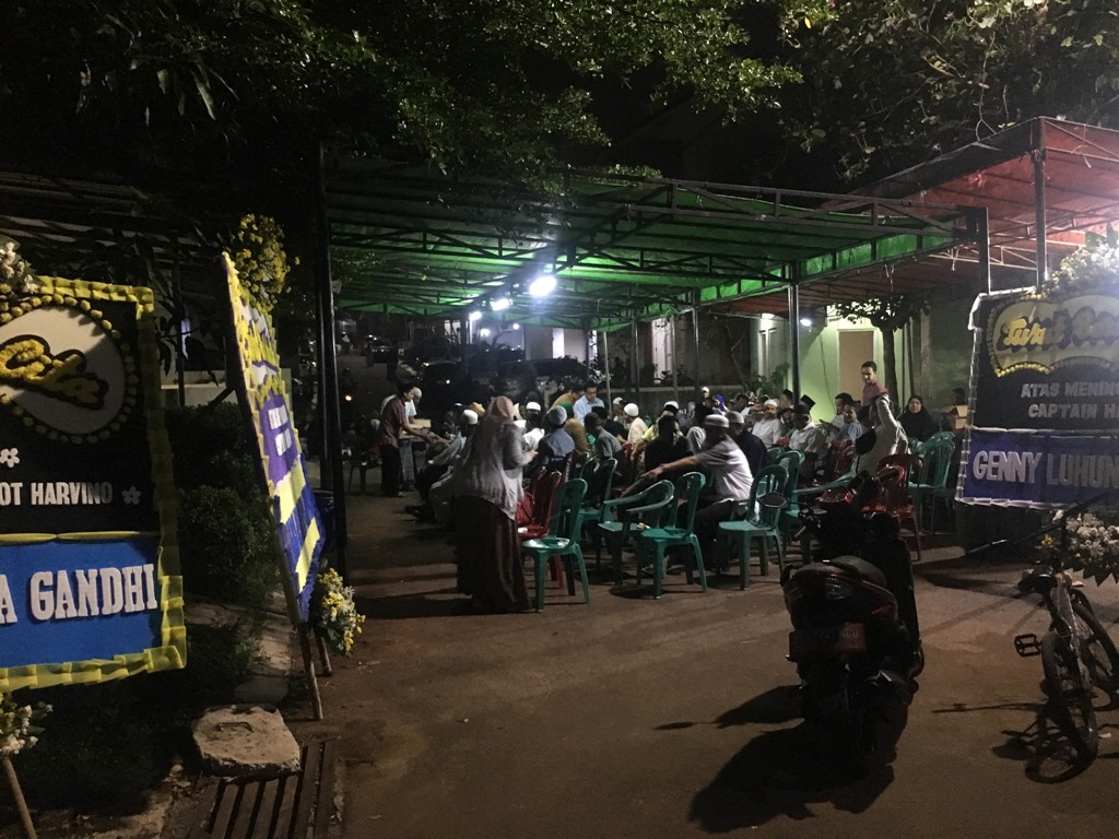 Anak Tanyakan Karangan Bunga Bertuliskan Nama Ayahnya