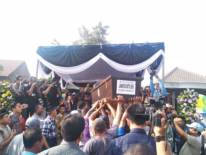 Isak Tangis Mengiringi Pemakaman Jannatun Cintia Dewi