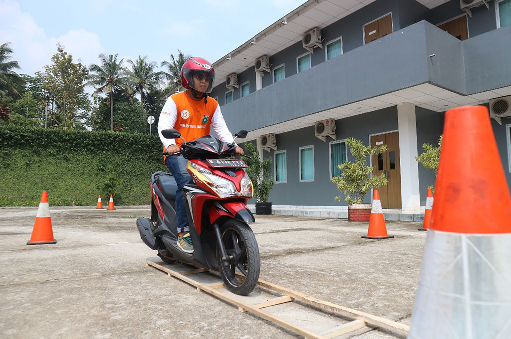 Gunakan Kaki Sebagai Suspensi saat Lewati Jalan Bergelombang