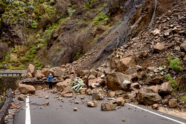 Longsor Tutup Jalan di Aceh Tengah