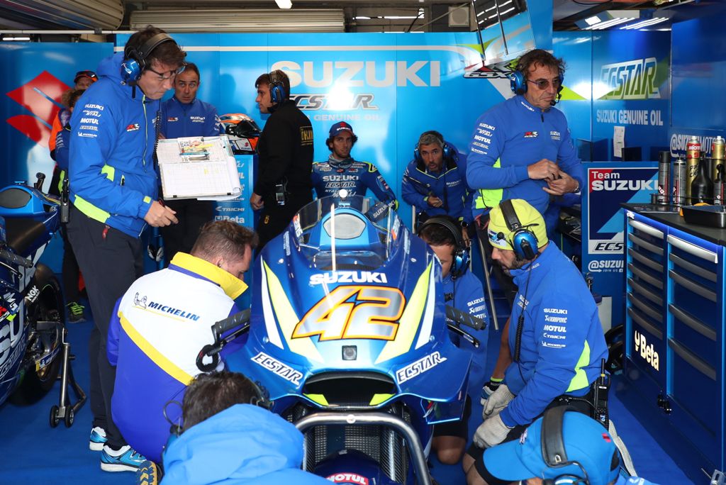 Motor Suzuki yang Ditunggangi Alex Rins Terbakar