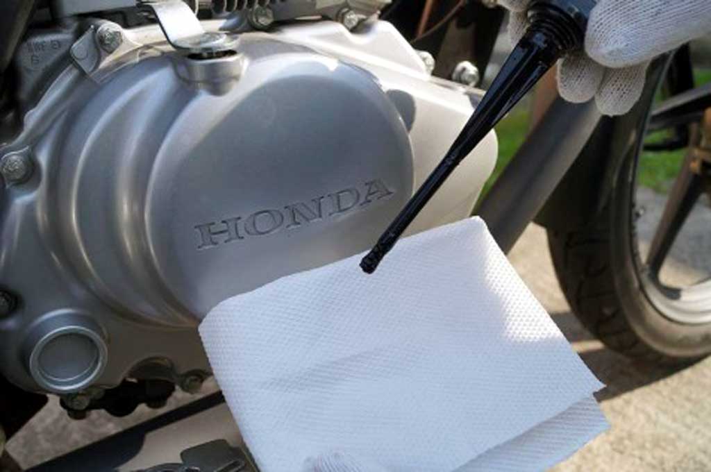 Rutin Cek Oli Motor di Musim Penghujan