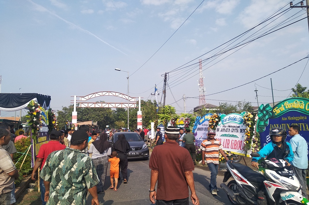 Tradisi Warga Dorong Motor Hormati Korban Lion Air