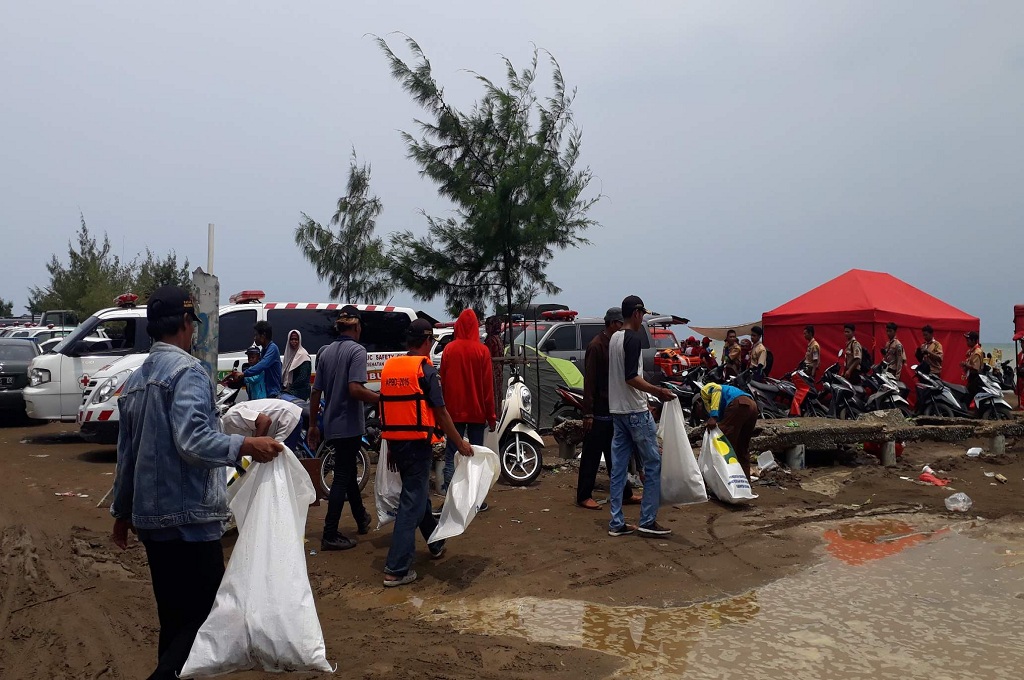 Sampah Bertebaran di Pantai Sekitar Area Pencarian