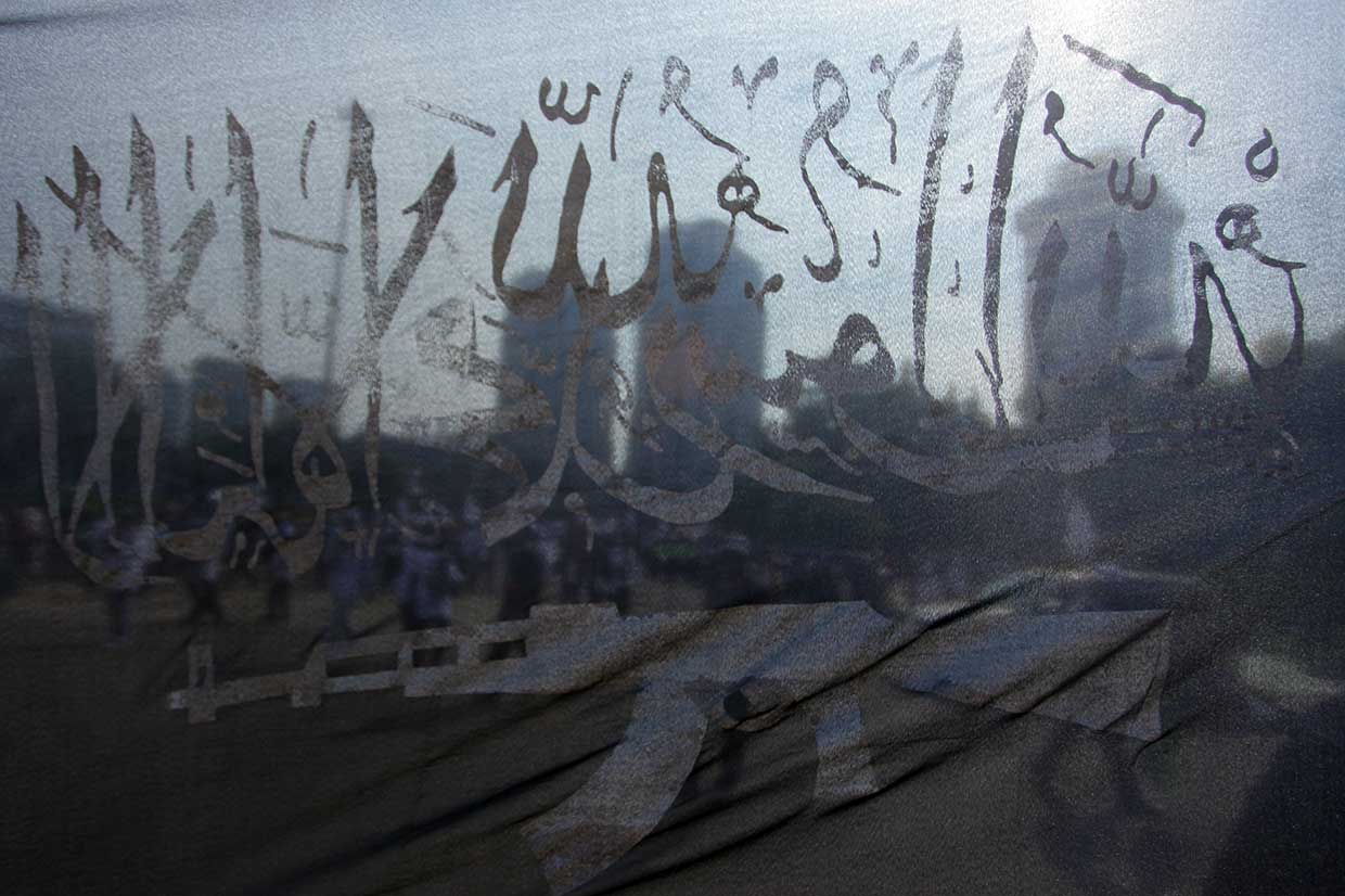 pembakaran bendera