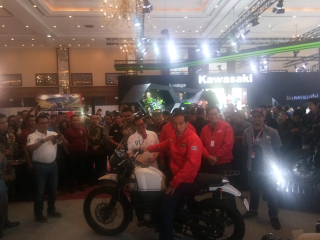 Jokowi Blusukan ke Pameran Motor