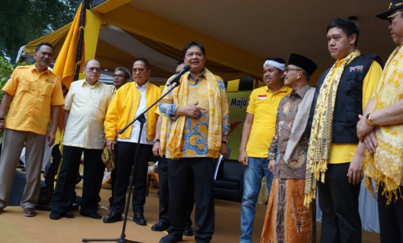 Airlangga Lantik Relawan GoJo Wilayah III Cirebon