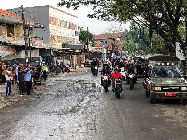 Jokowi Tunggangi Motor Custom saat Blusukan ke Pasar