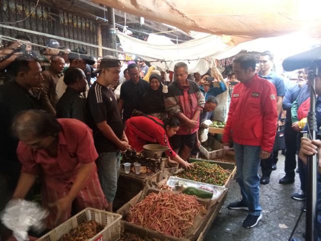 Jokowi Borong Tempe Hingga Daging di Pasar Anyar