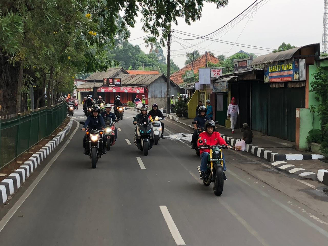 Gaya Jokowi Blusukan dengan Motor <i>Street Tracker</i>