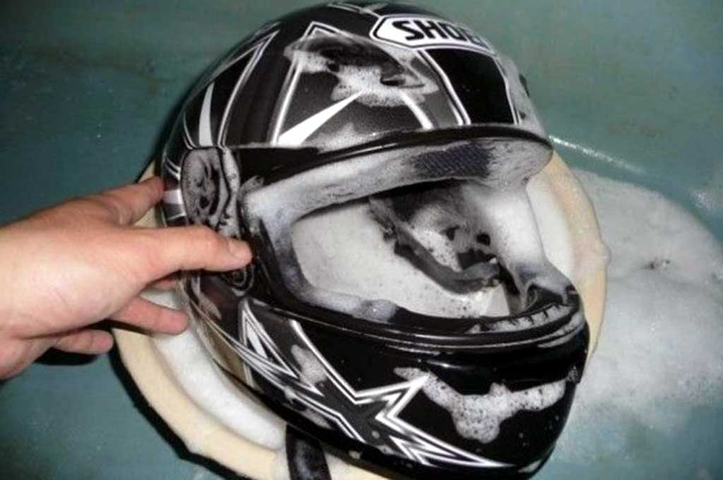 Cegah Helm Bau di Musim Hujan