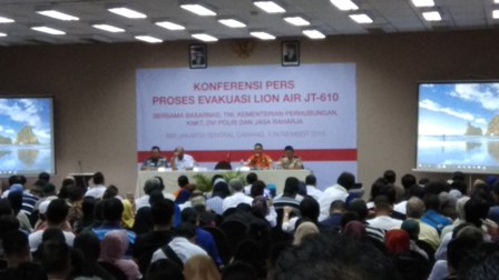 Tangis Kabasarnas di Hadapan Keluarga Korban
