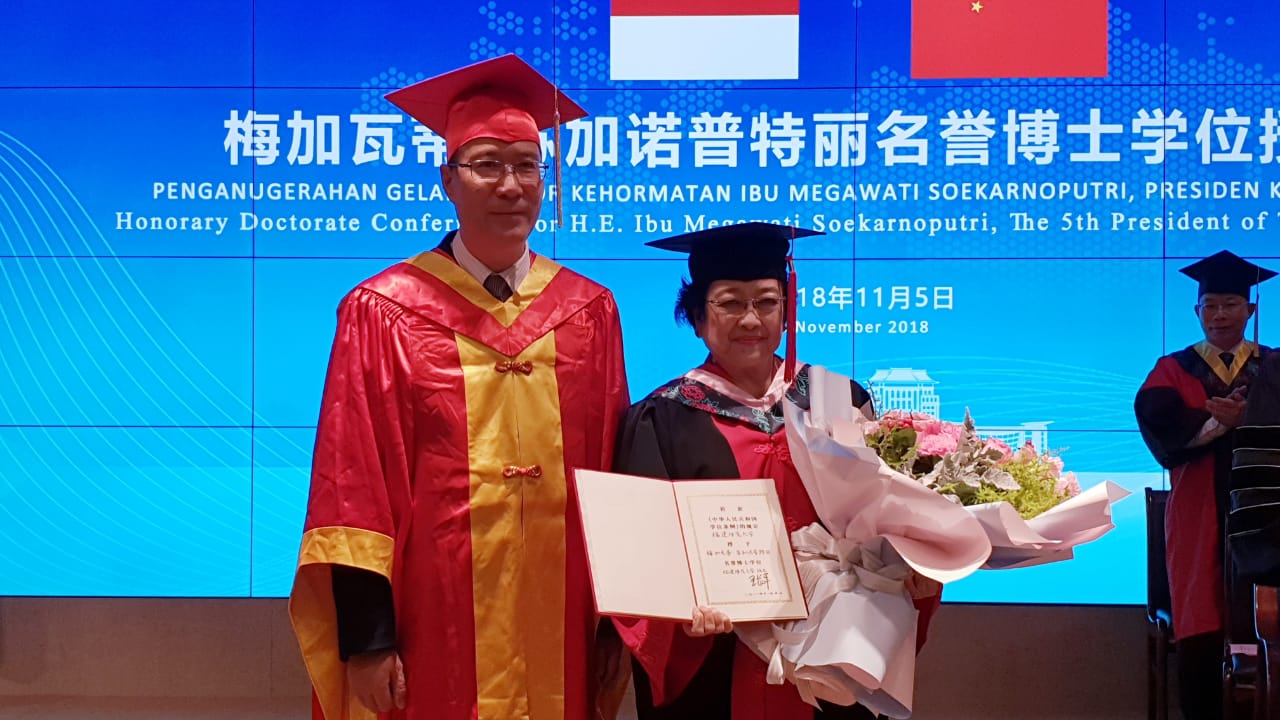 Megawati Terima Gelar Doktor Kehormatan Bidang Diplomasi Ekonomi