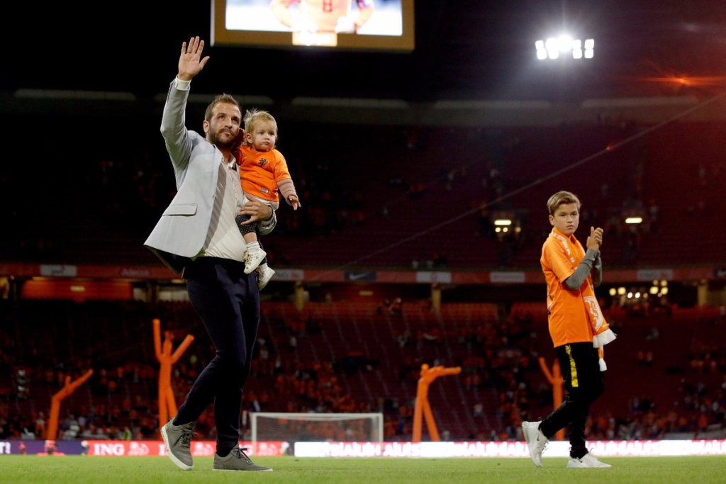 Rafael Van der Vaart Gantung Sepatu