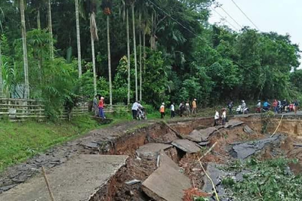 Longsor Akibatkan 10 Nagari di Sijunjung Terisolasi