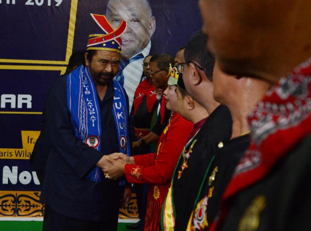 Surya Paloh Terima Gelar Kehormatan Raja di Maluku