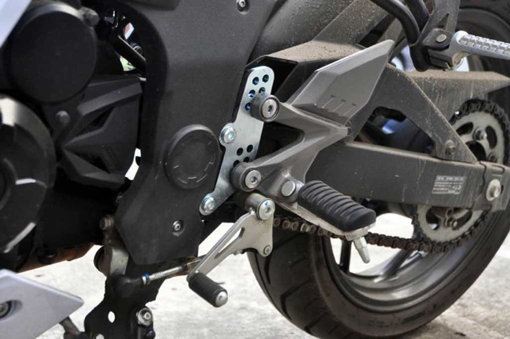 Pahami Fungsi <i>Foot Step</i> Lipat dan Permanen di Sepeda Motor