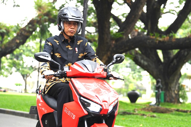 Jokowi: Harga Gesits Harus Kompetitif