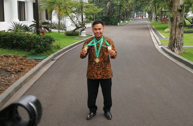 Jokowi Receives Weightlifter Eko Yuli Irawan