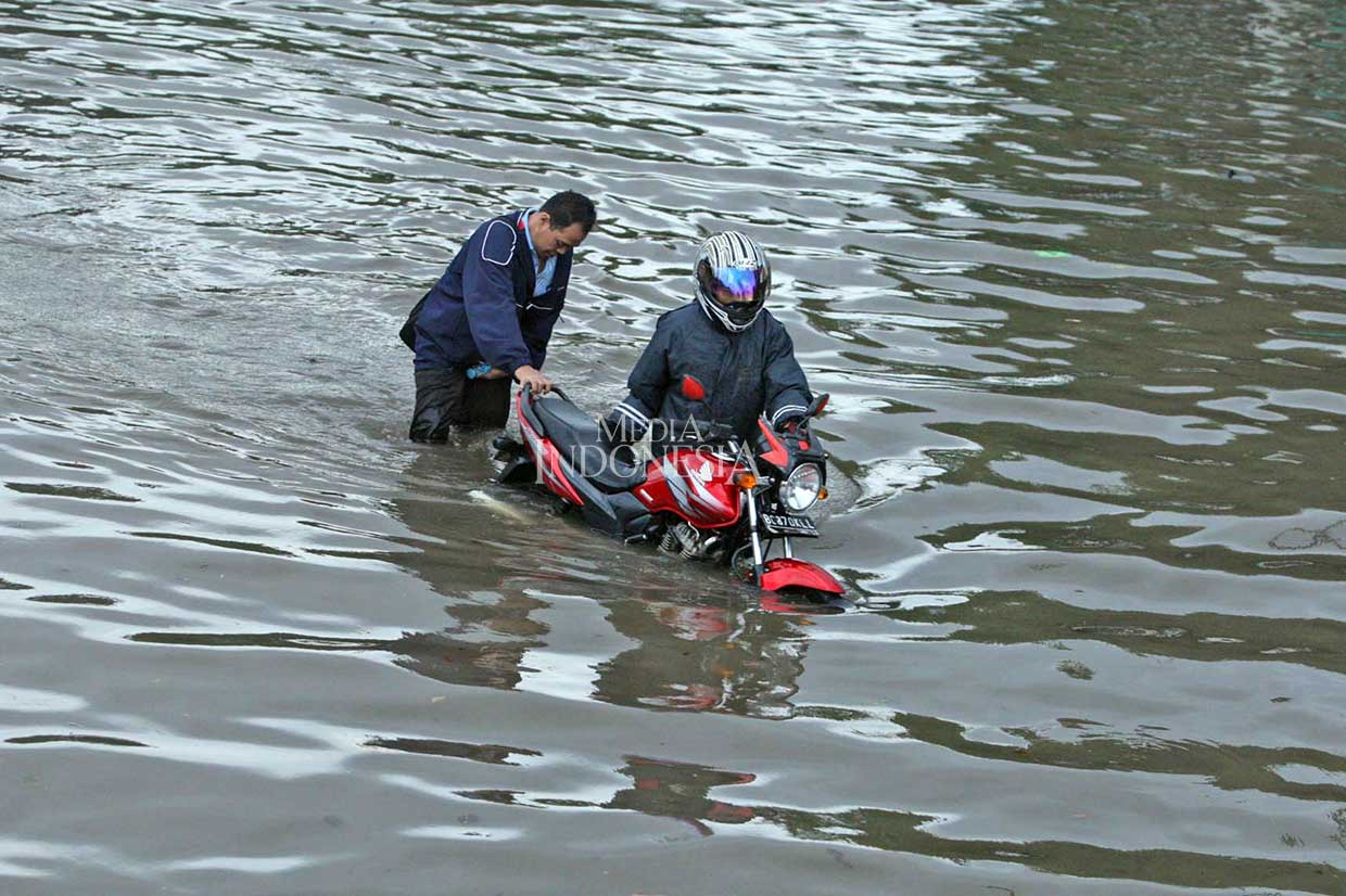 Pengendara Sepeda Motor Jangan Nekat Melintasi Banjir