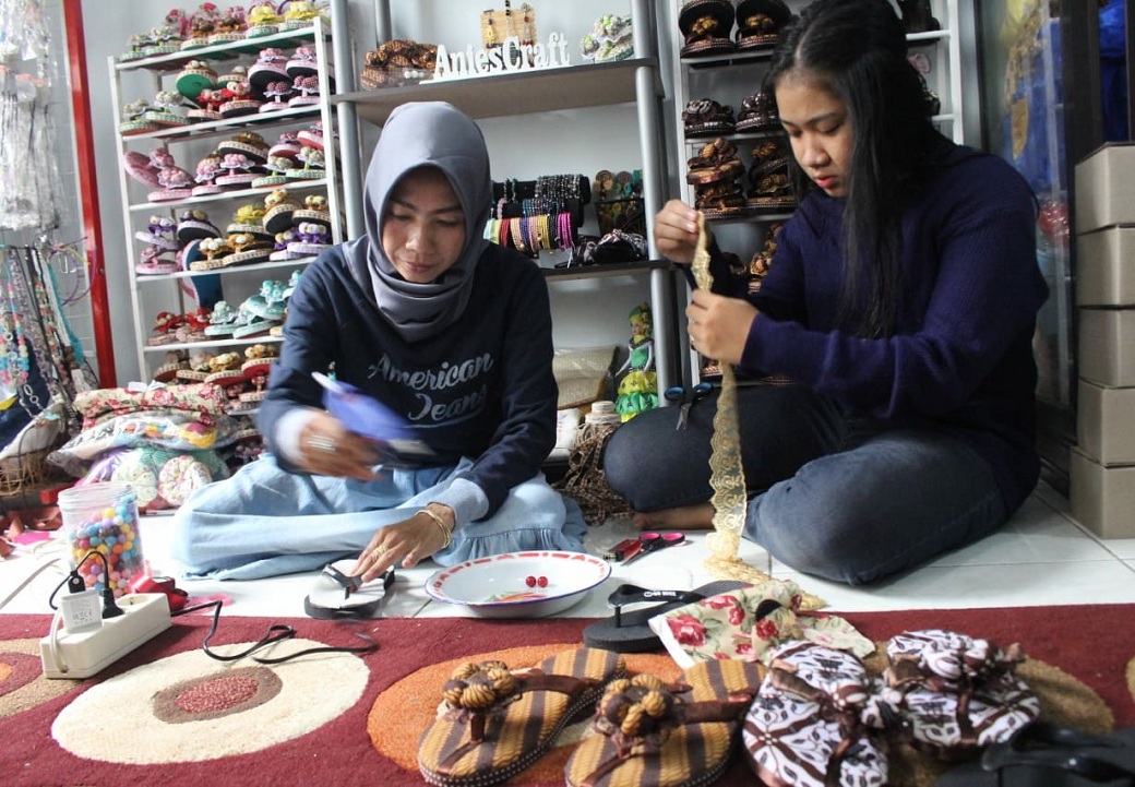 Kreasi Sandal Jepit IRT di Sidoarjo Hasilkan Jutaan Rupiah
