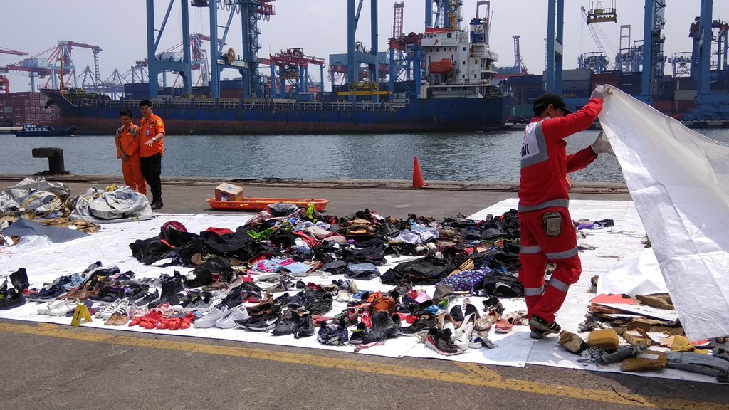 Divers Continue Searching for Victims of Lion Air Crash