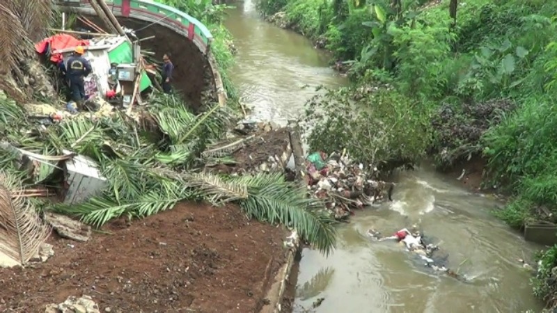 Sejumlah Kios Pedagang di Depok Mengalami Longsor