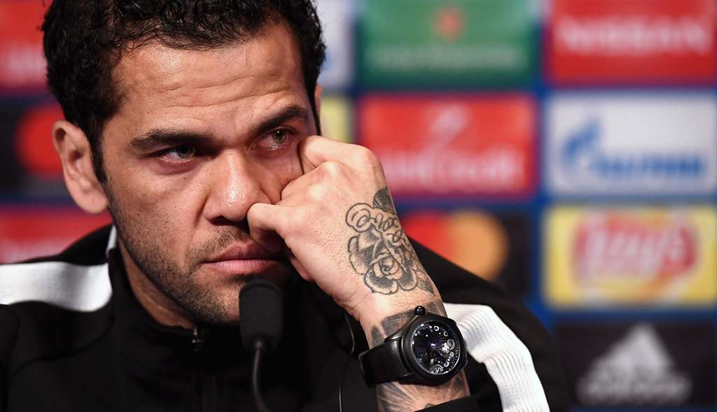 Ini Alasan Alves Urung ke Manchester City