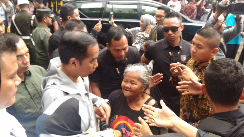 Presiden Jokowi 'Diserbu' Warga Bandung
