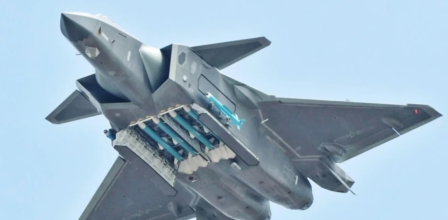 Angkatan Udara Tiongkok Pamer Jet Siluman J-20