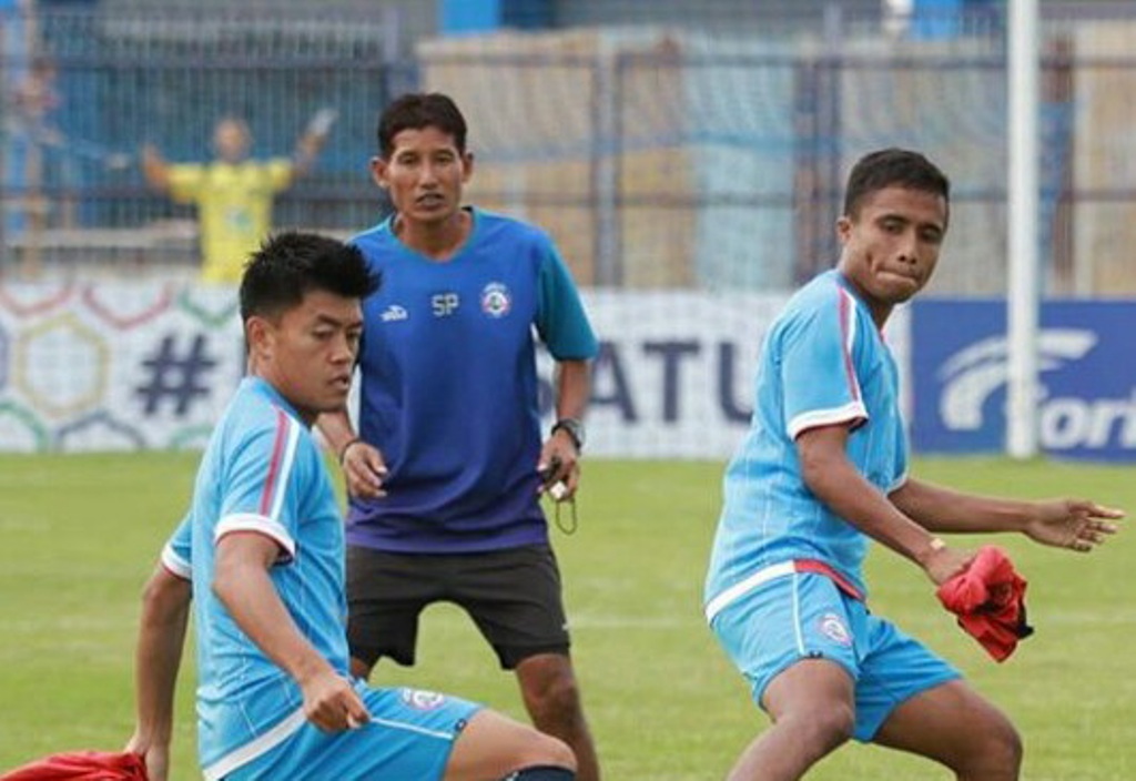 Arema Waspadai Permainan Bola Atas Persela