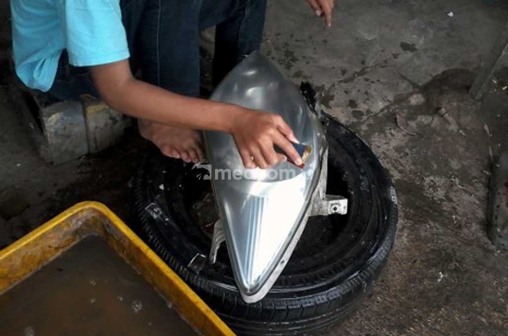 Lampu Mobil Berembun, Tanda Segel Penutup Tidak Rapat