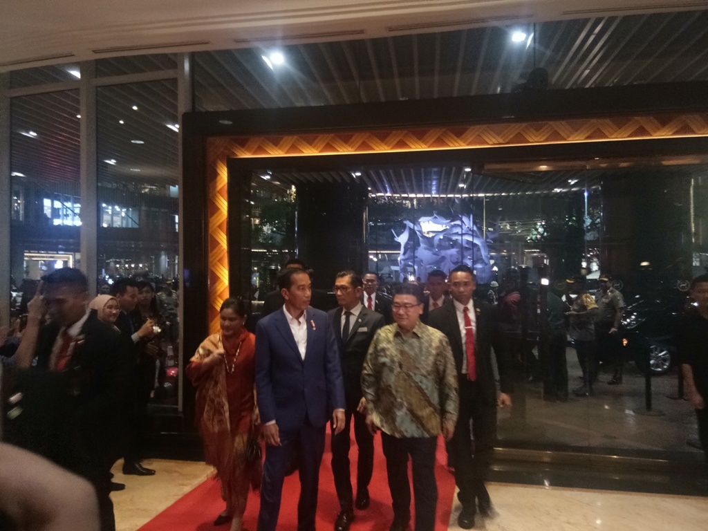 Jokowi 'Diserbu' Warga di Surabaya
