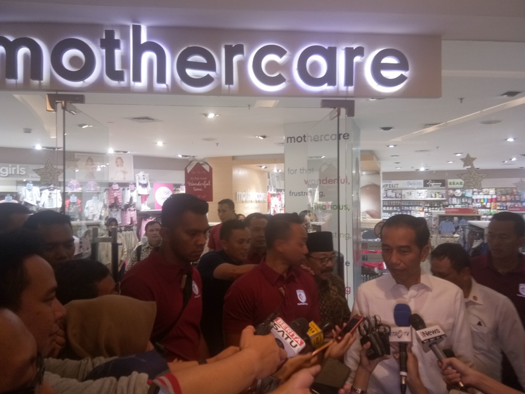 Jokowi Beli Pakaian untuk Putri Kahiyang