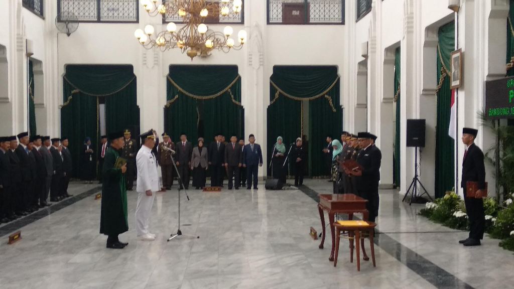 Ridwan Kamil Lantik Penjabat Bupati Cirebon