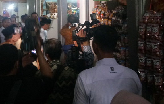 Jokowi Cek Harga Bahan Pokok di Lamongan