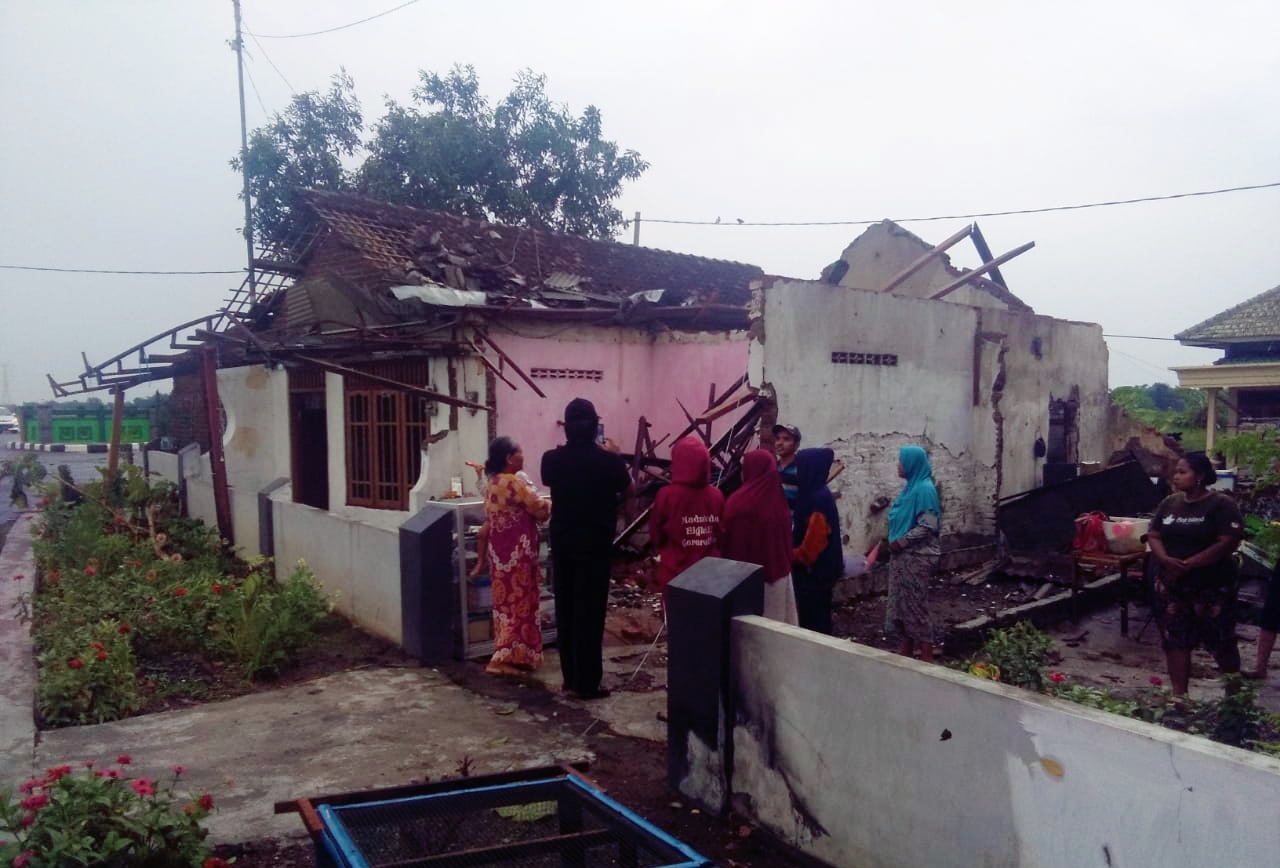 Puluhan Rumah di Sidoarjo Diterjang Angin Puting Beliung