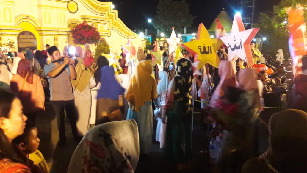 Santri di Sumenep Pawai Lampion Rayakan Maulid Nabi