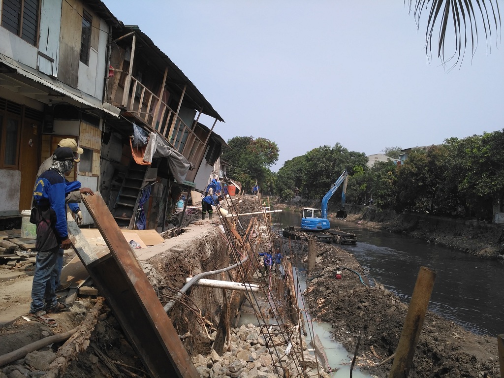Anies Janji Perbaiki Rumah Rusak di Kampung Lodan