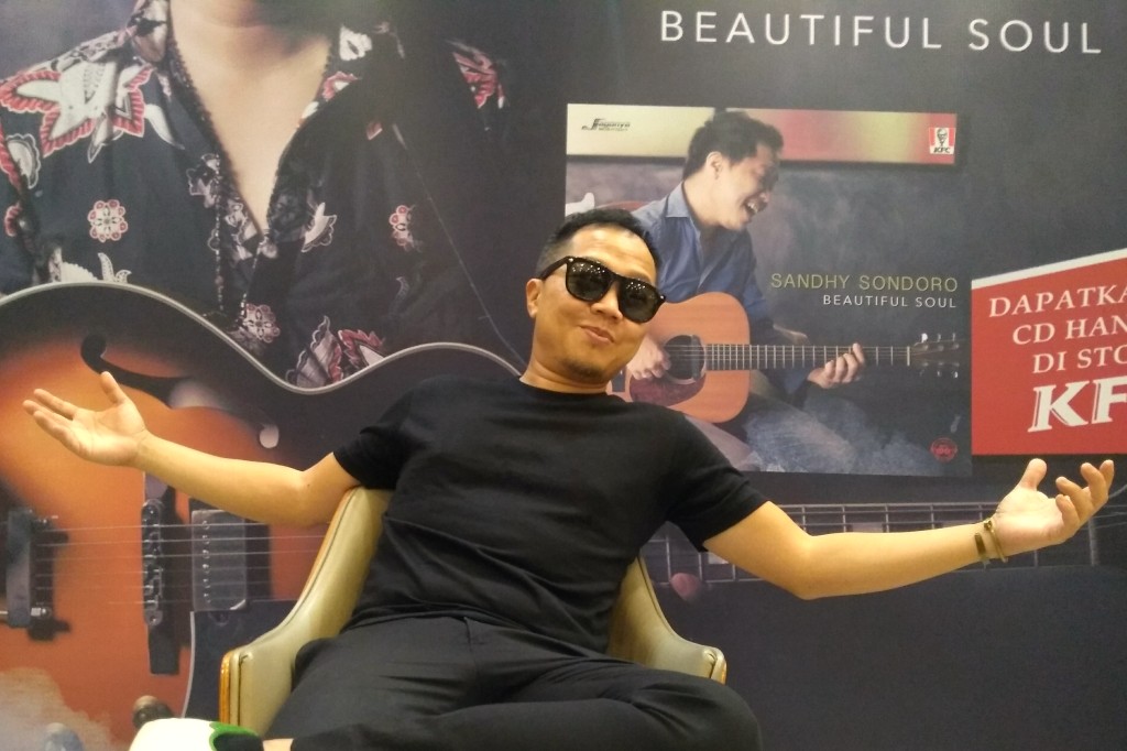 Album Terbaru Sandhy Sandoro Tembus Penjualan 100 Ribu Keping